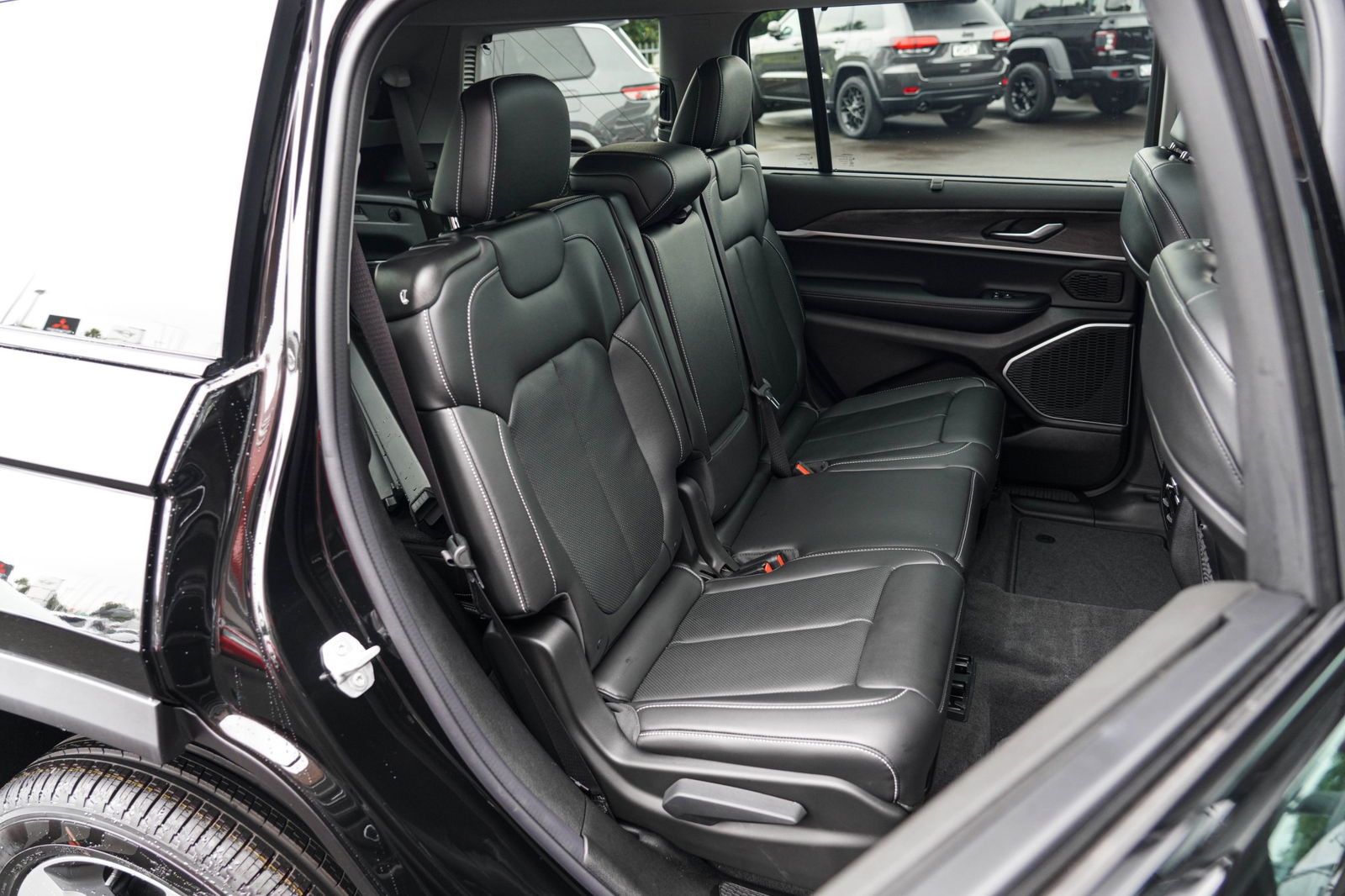 7 seater outlet jeep grand cherokee