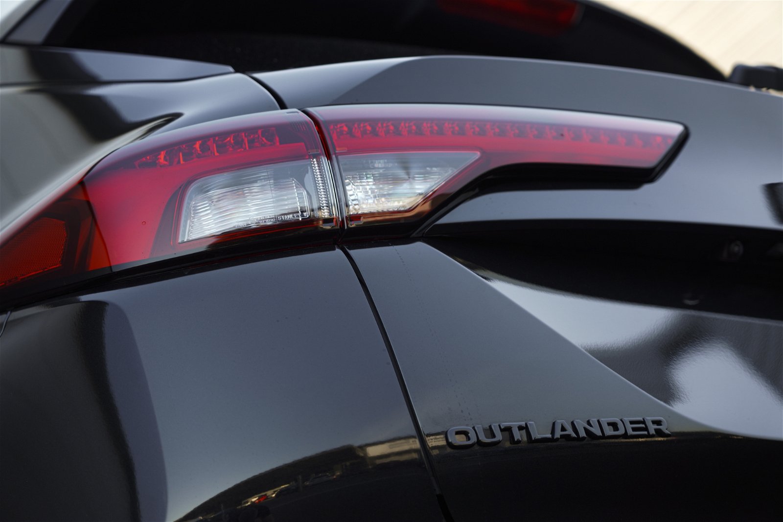 2024 Mitsubishi Outlander VRX 2.5  2WD 7 SEAT SUV - BLACK OUT