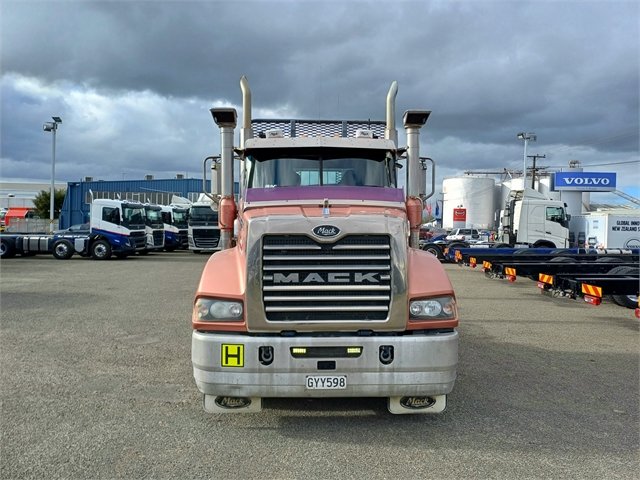 2013 Mack Trident 535 HP / Automatic / Bolsters