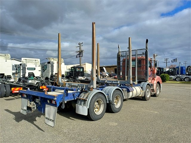 2013 Mack Trident 535 HP / Automatic / Bolsters