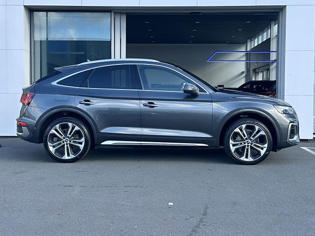 2021 Audi Q5 45 TFSI 183KW, Tow Bar, Roof Racks