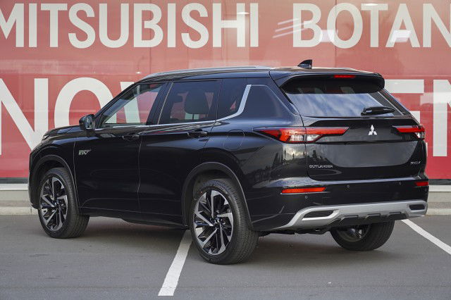 2025 Mitsubishi Outlander VRX PHEV 4WD SUV - UP TO 84KM RANGE!