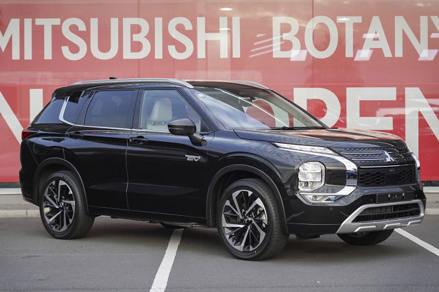 2025 Mitsubishi Outlander VRX PHEV 4WD SUV - UP TO 84KM RANGE!