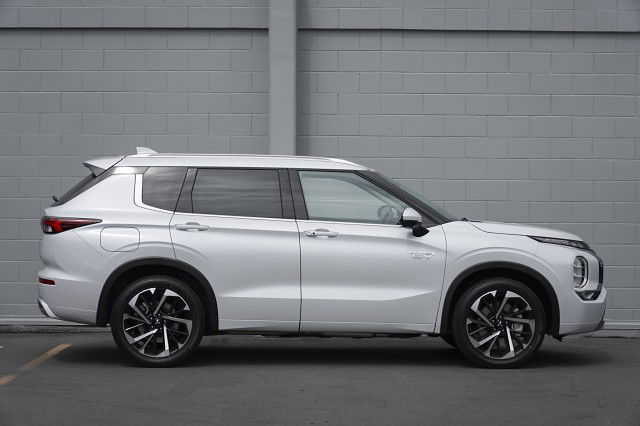 2025 Mitsubishi Outlander VRX PHEV 4WD SUV - UP TO 84KM RANGE!