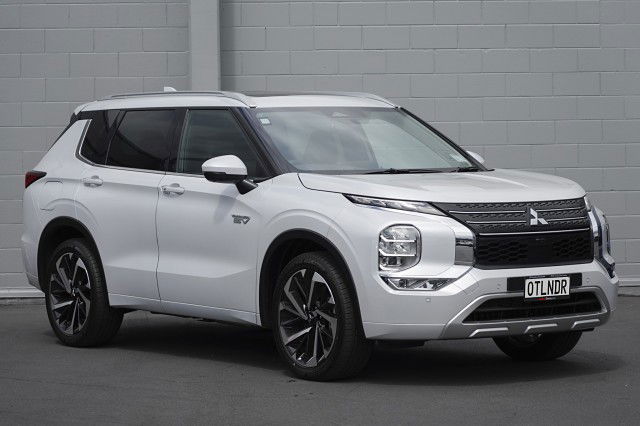 2025 Mitsubishi Outlander VRX PHEV 4WD SUV - UP TO 84KM RANGE!