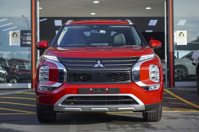 2025 Mitsubishi Outlander XLS PHEV 4WD SUV - UP TO 84KM RANGE