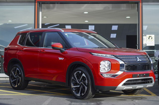 2025 Mitsubishi Outlander XLS PHEV 4WD SUV - UP TO 84KM RANGE