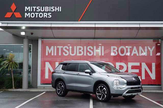 2025 Mitsubishi Outlander XLS PHEV 4WD SUV - UP TO 84KM RANGE