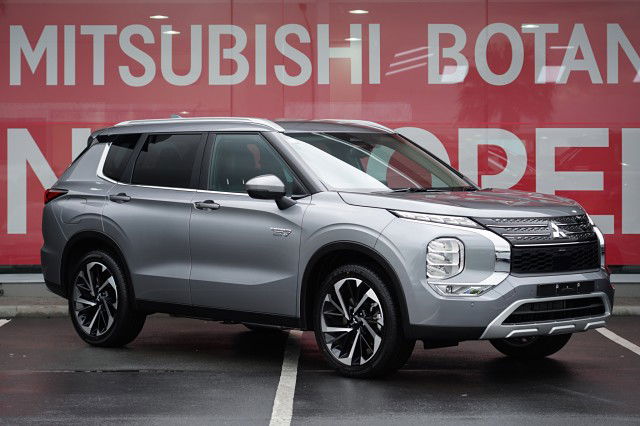 2025 Mitsubishi Outlander XLS PHEV 4WD SUV - UP TO 84KM RANGE