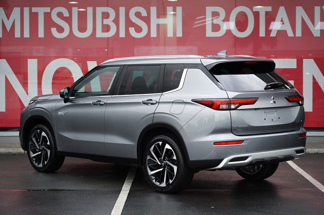 2025 Mitsubishi Outlander XLS PHEV 4WD SUV - UP TO 84KM RANGE