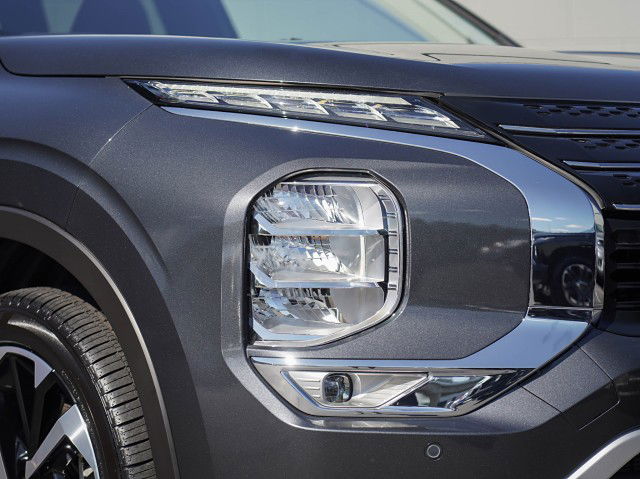 2025 Mitsubishi Outlander PHEV XLS 4WD
