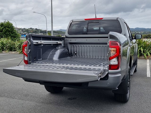 2025 Nissan Navara St-X/2.3 DIESEL/4Wd/7 SPEED AUTO