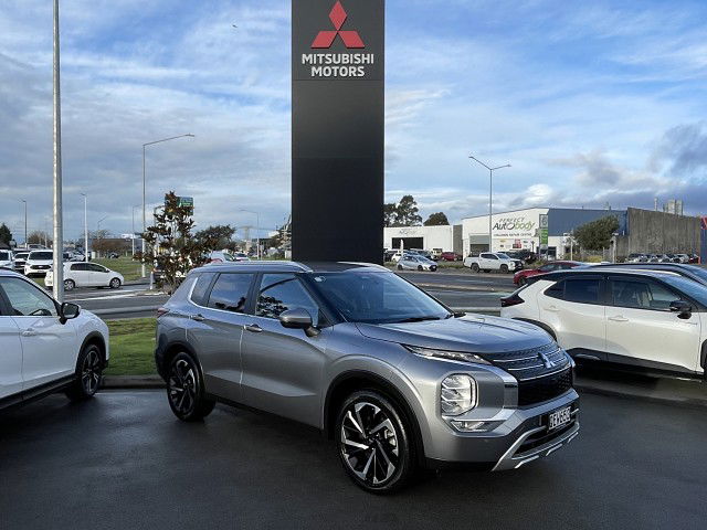 2023 Mitsubishi Outlander XLS 2.5P/CVT