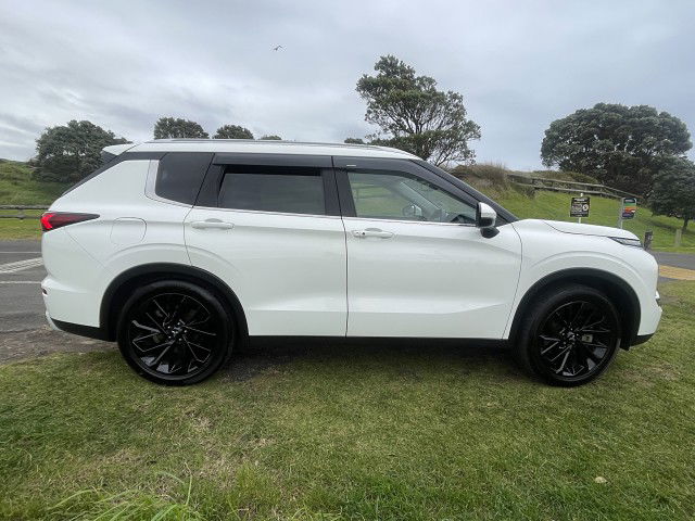 2023 Mitsubishi Outlander XLS 4WD