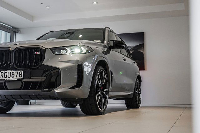 2025 BMW X5 M60i